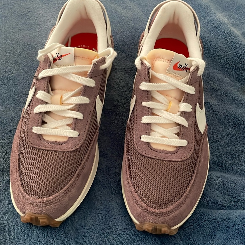 Nike women’s sneakers. Never worn